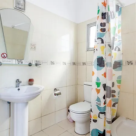 Nice Flat On Cyprus 凯里尼亚